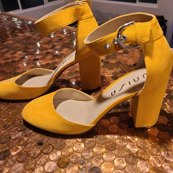 Mustard color stylish pumps - Picture 11 of 16